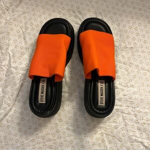 Steve Madden X Urban Outfitters - Scrunchy Platform Sandal